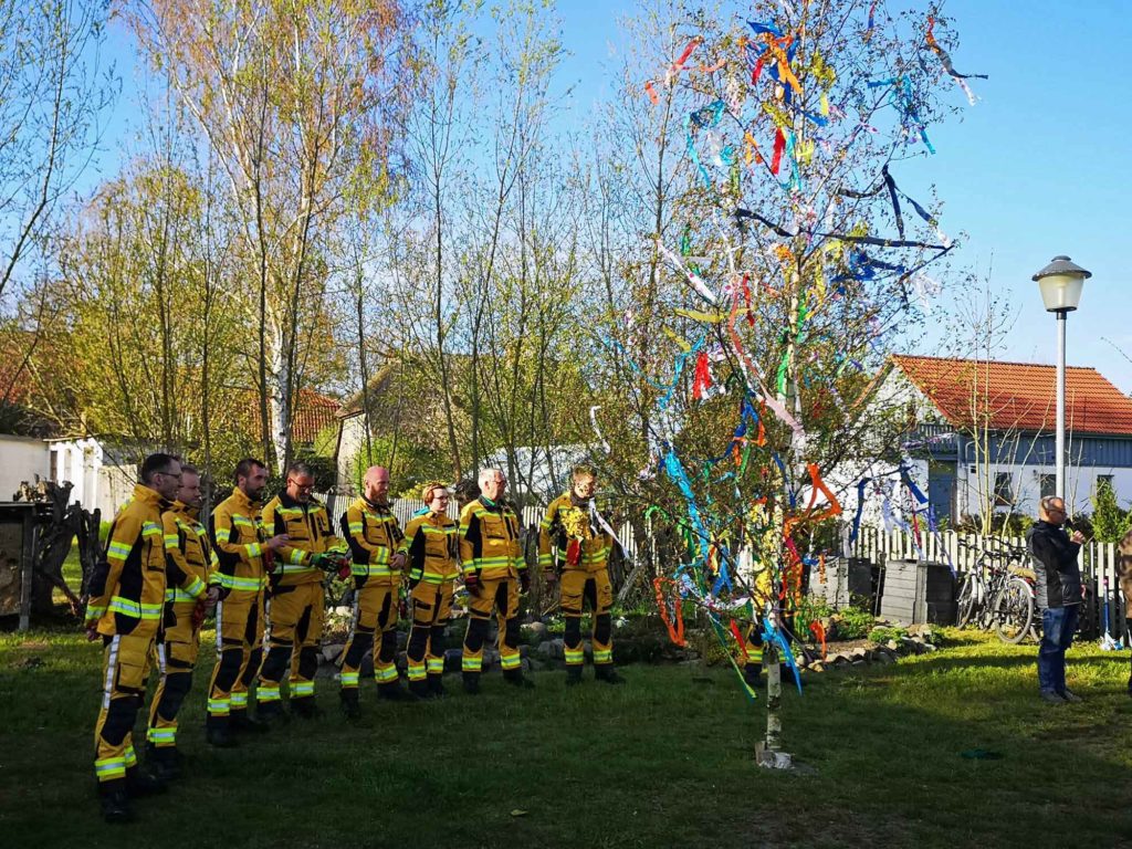 30.04.2023 - Die Kameraden der Rambiner Freiwilligen Feuerwehr stellen den Maibaum auf